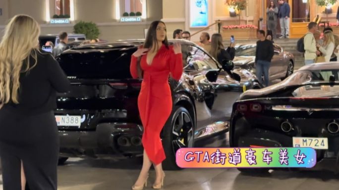 捷克街头-粉色盘发的飞机场泳装健身教练